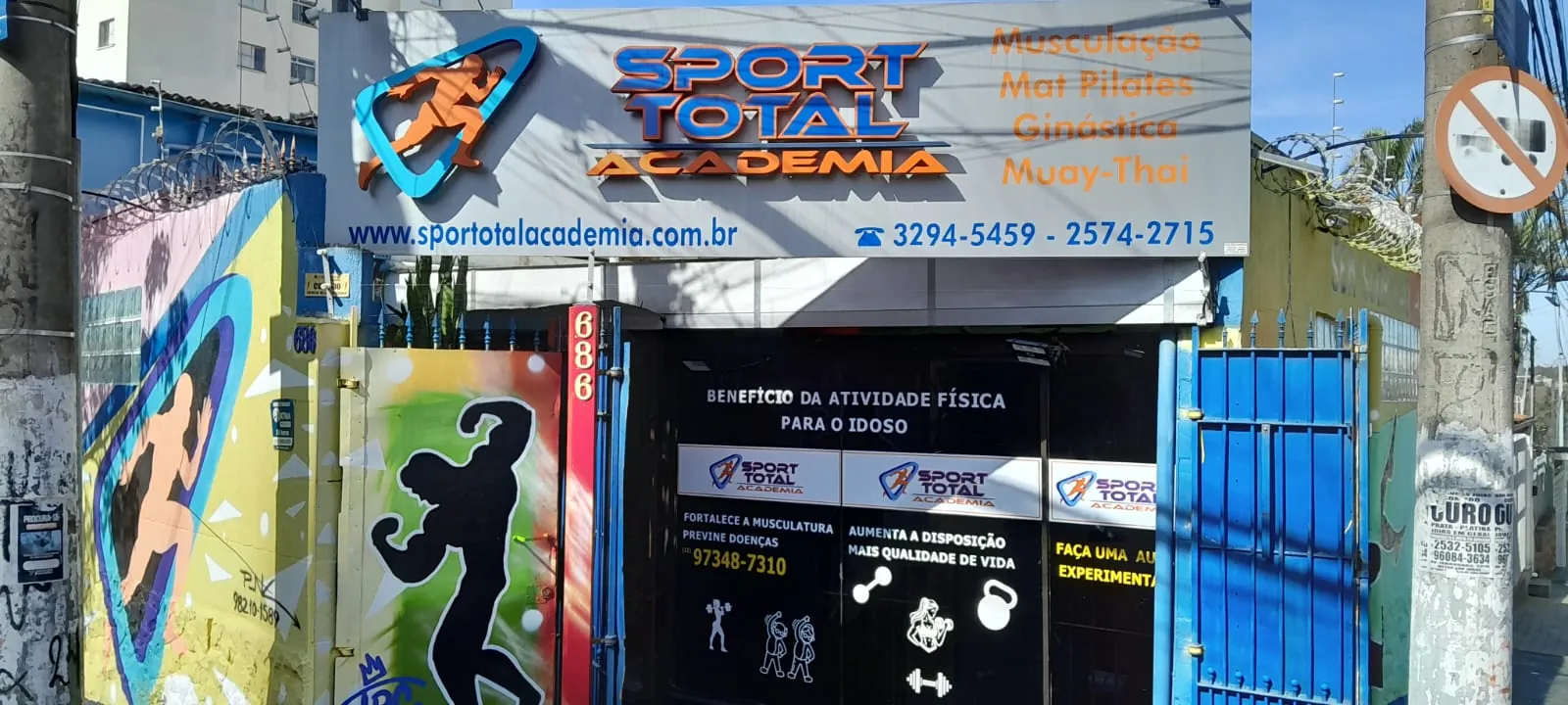 Fachada da Sport Total Academia na Rua Major Freire, 686, com a placa azul e laranja