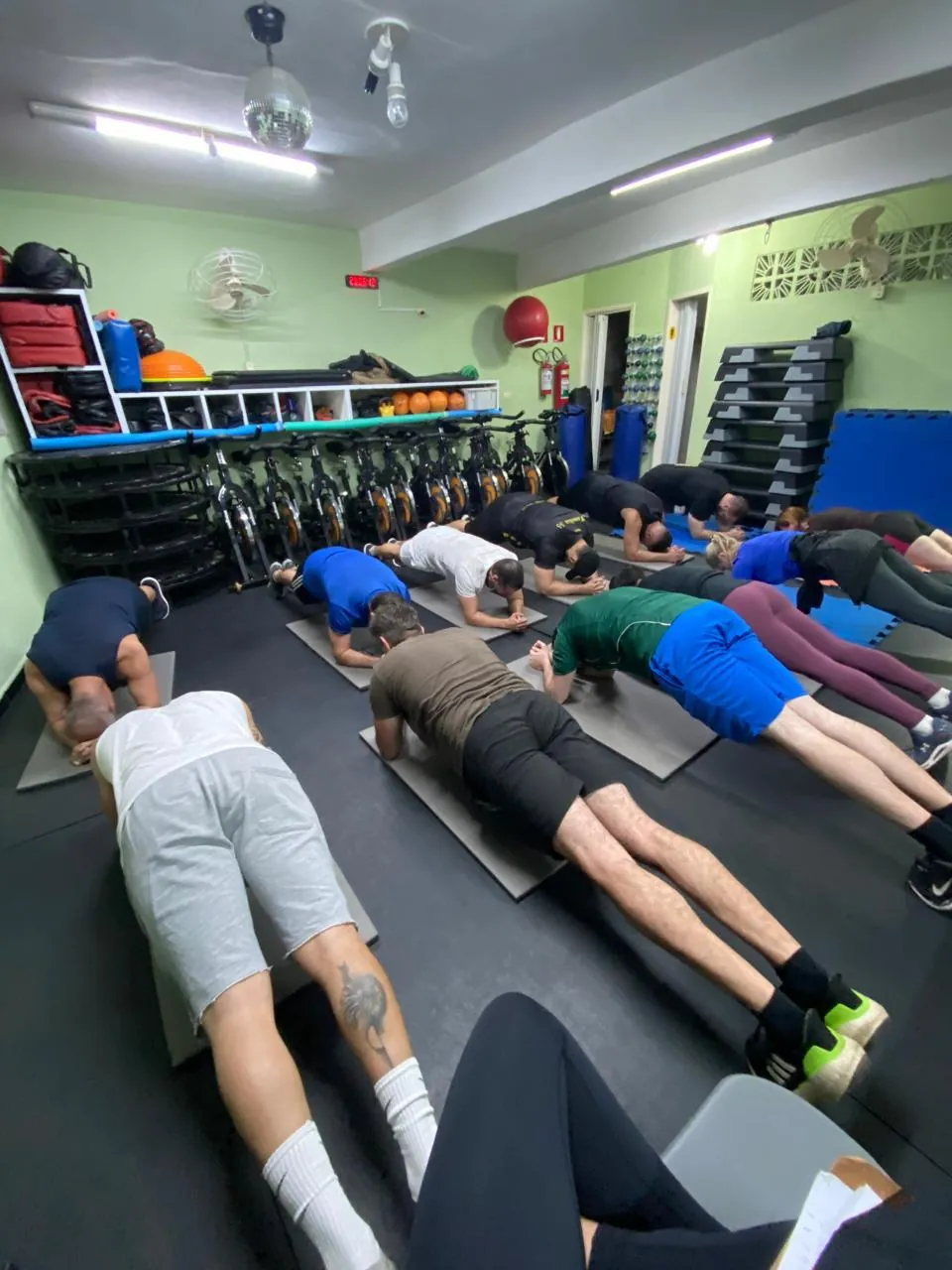 Turma fazendo prancha nos colchonetes