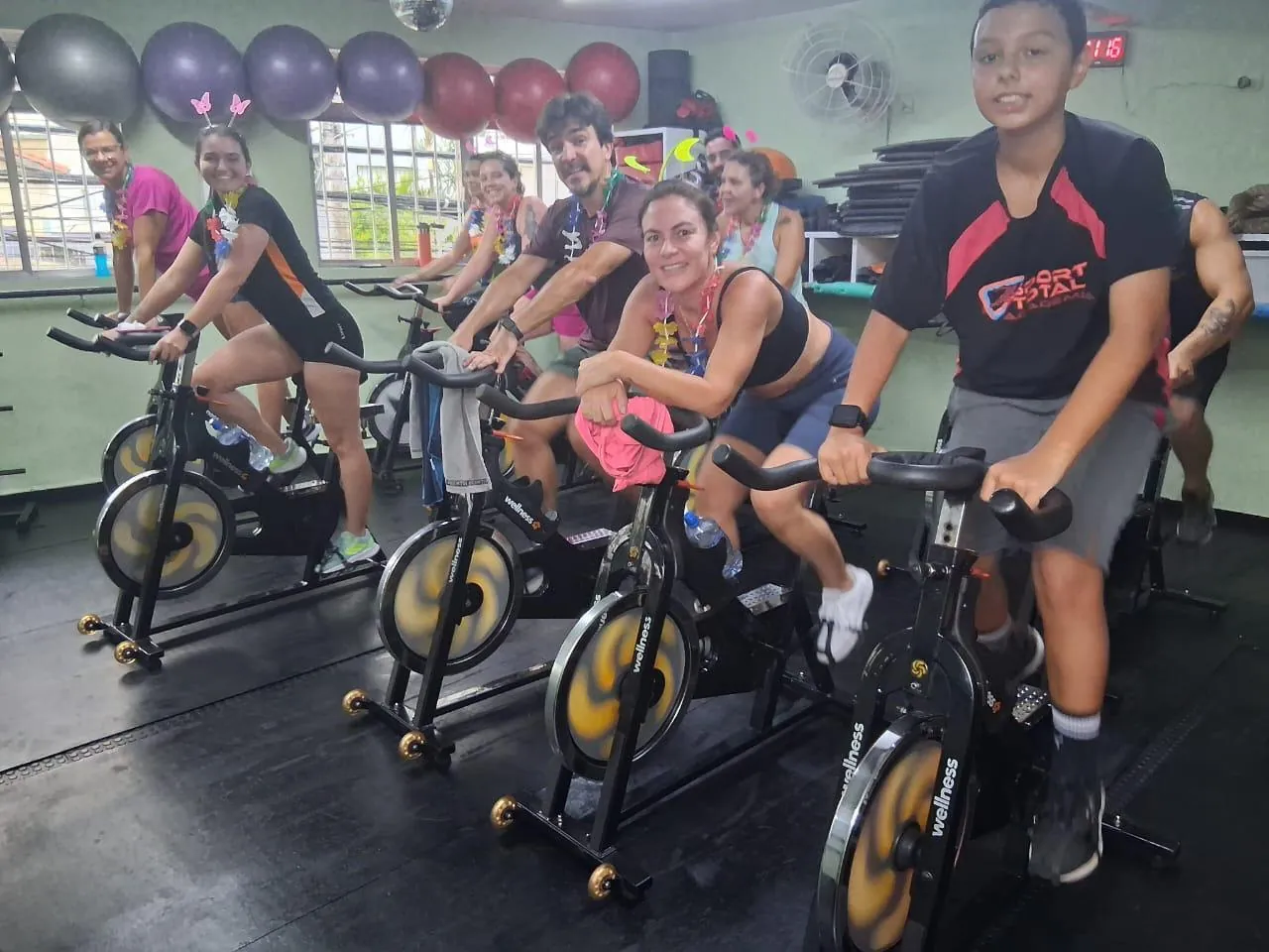 Aula de bike indoor lotada na Sport Total Academia