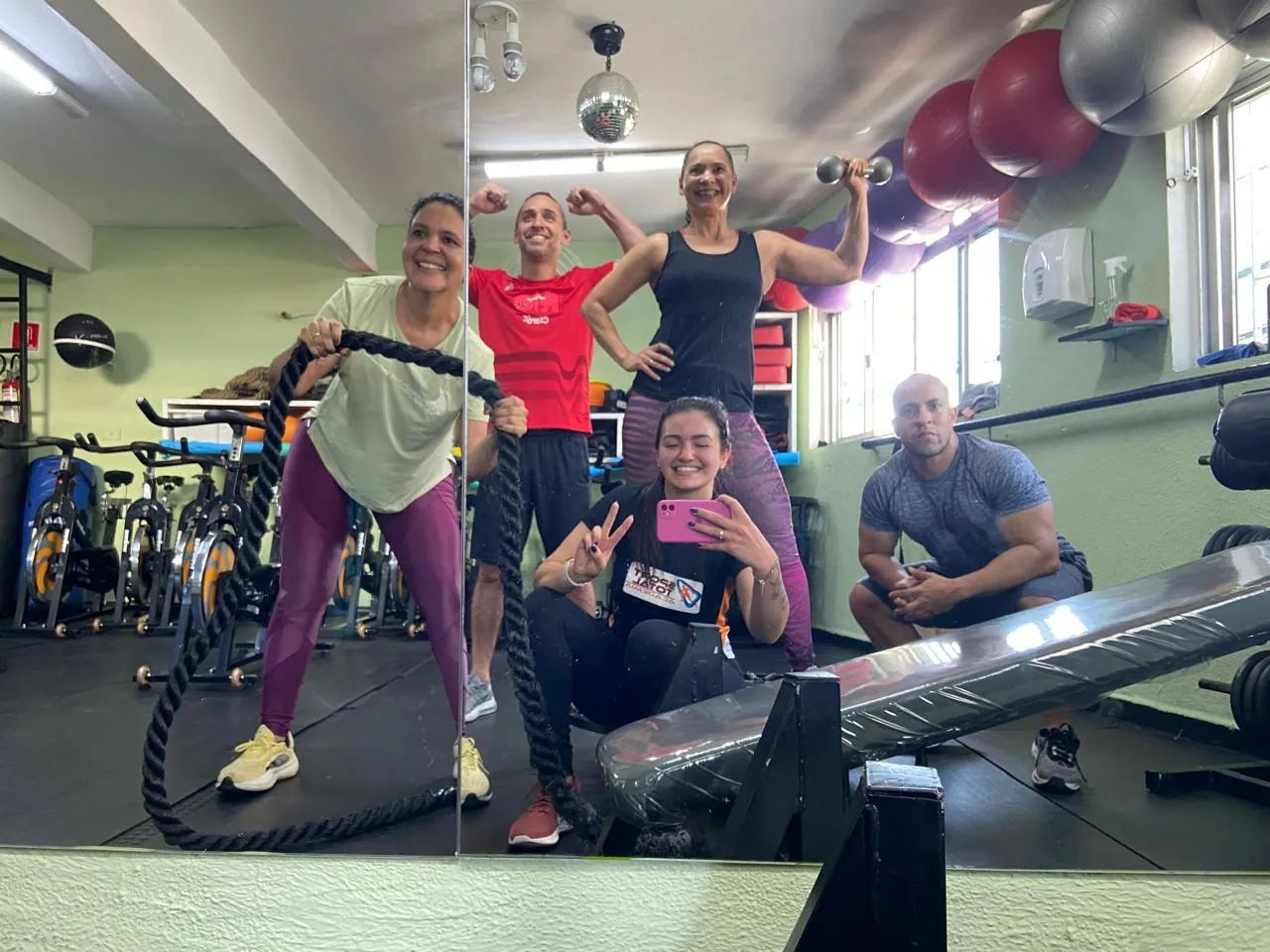 Aula de HIIT com corda naval e step