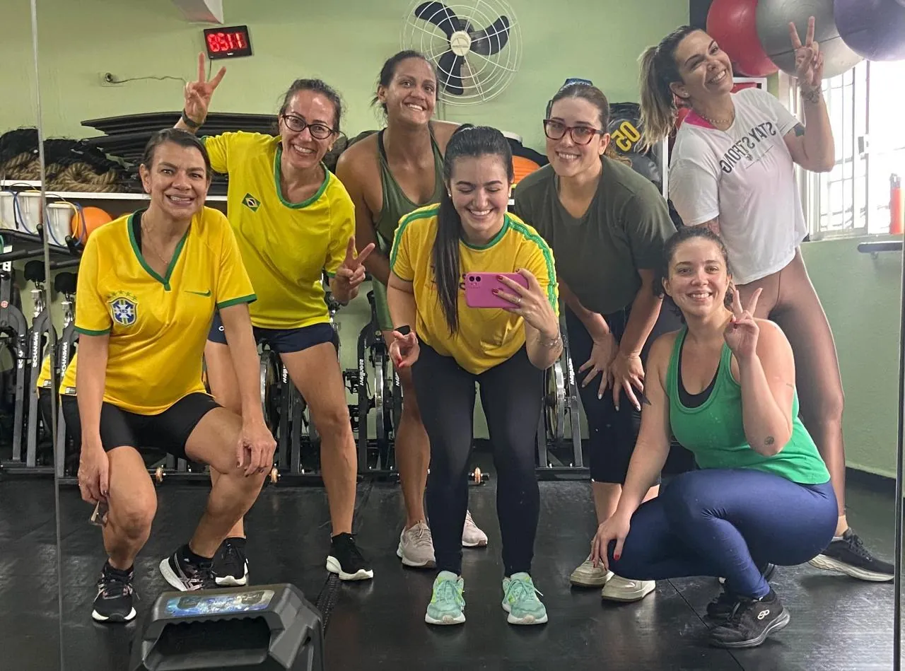 Turma com camisas do Brasil na aula de step